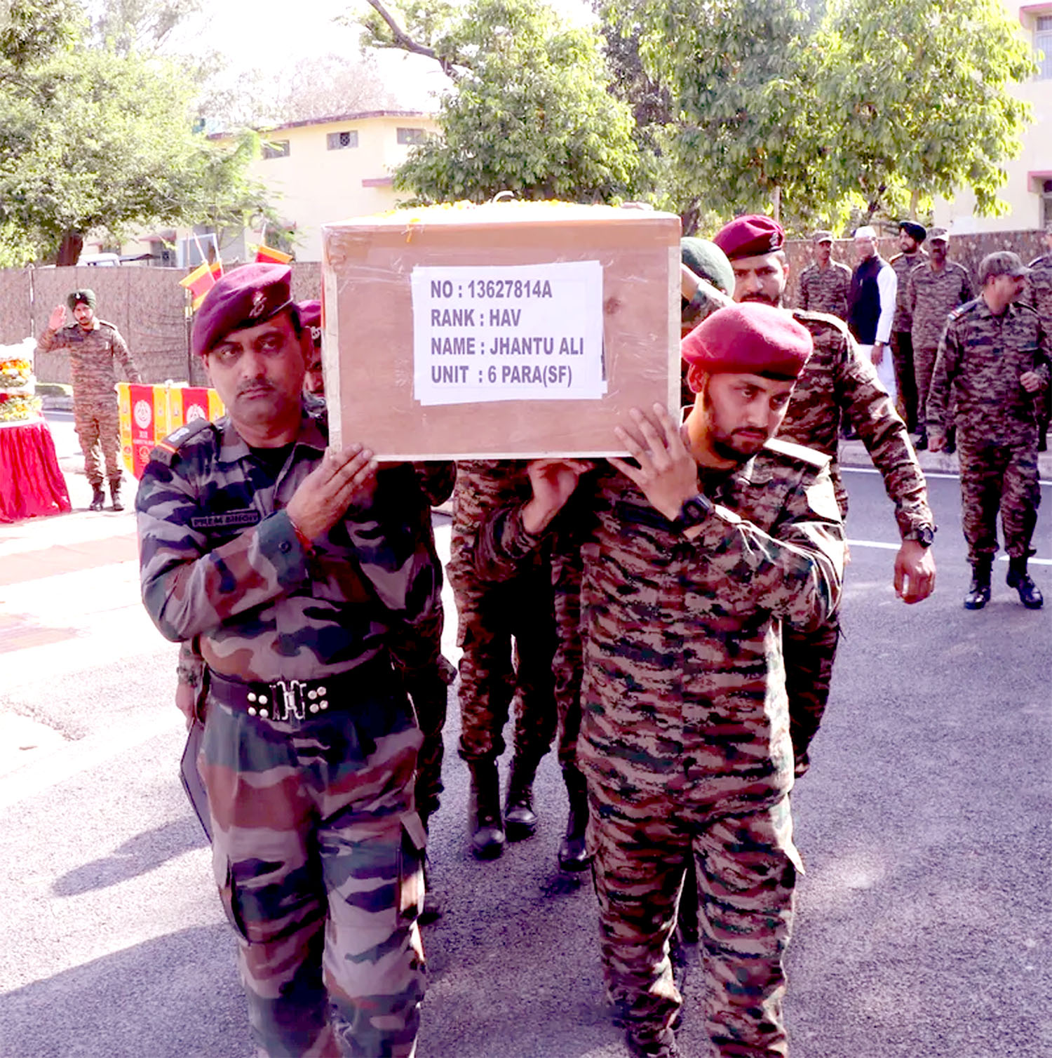 जम्मू-कश्मीर: आतंकवादियों से लड़ते हुए गोलीबारी में शहीद हुए पैराट्रूपर को श्रद्धांजलि दी गई।
